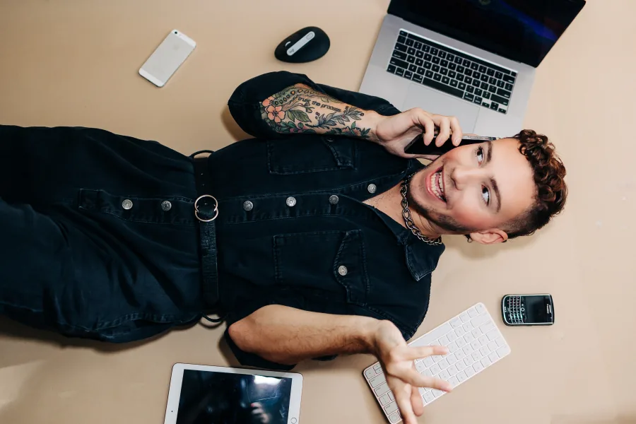 Hunter Donia teaching hairstylists business strategy